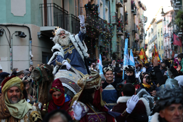 Multitudinario recibimiento a los Reyes Magos de Oriente a su entrada en Pamplona, con la comitiva recorriendo el Casco Viejo y la posterior visita al Ayuntamiento de Pamplona