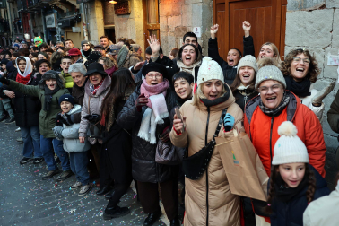 Multitudinario recibimiento a los Reyes Magos de Oriente a su entrada en Pamplona, con la comitiva recorriendo el Casco Viejo y la posterior visita al Ayuntamiento de Pamplona
