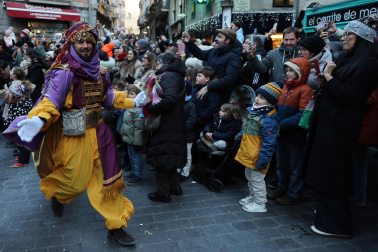 Multitudinario recibimiento a los Reyes Magos de Oriente a su entrada en Pamplona, con la comitiva recorriendo el Casco Viejo y la posterior visita al Ayuntamiento de Pamplona