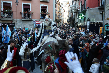 Multitudinario recibimiento a los Reyes Magos de Oriente a su entrada en Pamplona, con la comitiva recorriendo el Casco Viejo y la posterior visita al Ayuntamiento de Pamplona