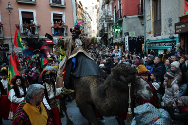 Multitudinario recibimiento a los Reyes Magos de Oriente a su entrada en Pamplona, con la comitiva recorriendo el Casco Viejo y la posterior visita al Ayuntamiento de Pamplona