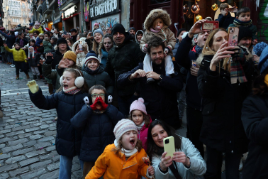 Multitudinario recibimiento a los Reyes Magos de Oriente a su entrada en Pamplona, con la comitiva recorriendo el Casco Viejo y la posterior visita al Ayuntamiento de Pamplona