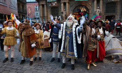 Multitudinario recibimiento a los Reyes Magos de Oriente a su entrada en Pamplona, con la comitiva recorriendo el Casco Viejo y la posterior visita al Ayuntamiento de Pamplona