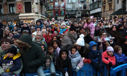 Multitudinario recibimiento a los Reyes Magos de Oriente a su entrada en Pamplona, con la comitiva recorriendo el Casco Viejo y la posterior visita al Ayuntamiento de Pamplona