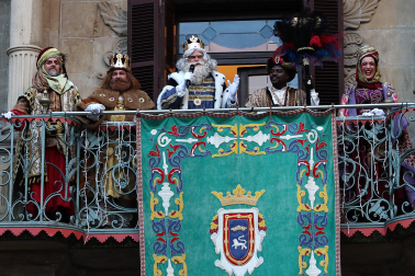 Multitudinario recibimiento a los Reyes Magos de Oriente a su entrada en Pamplona, con la comitiva recorriendo el Casco Viejo y la posterior visita al Ayuntamiento de Pamplona
