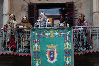 Multitudinario recibimiento a los Reyes Magos de Oriente a su entrada en Pamplona, con la comitiva recorriendo el Casco Viejo y la posterior visita al Ayuntamiento de Pamplona
