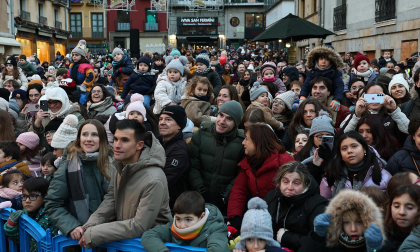 Multitudinario recibimiento a los Reyes Magos de Oriente a su entrada en Pamplona, con la comitiva recorriendo el Casco Viejo y la posterior visita al Ayuntamiento de Pamplona