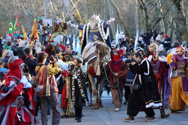 Multitudinario recibimiento a los Reyes Magos de Oriente a su entrada en Pamplona, con la comitiva recorriendo el Casco Viejo y la posterior visita al Ayuntamiento de Pamplona