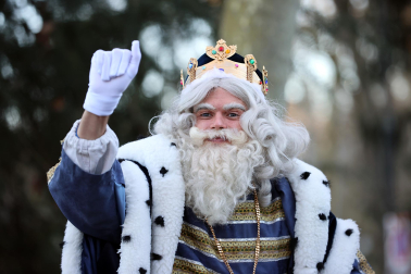 Multitudinario recibimiento a los Reyes Magos de Oriente a su entrada en Pamplona, con la comitiva recorriendo el Casco Viejo y la posterior visita al Ayuntamiento de Pamplona