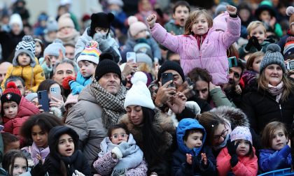 Multitudinario recibimiento a los Reyes Magos de Oriente a su entrada en Pamplona, con la comitiva recorriendo el Casco Viejo y la posterior visita al Ayuntamiento de Pamplona