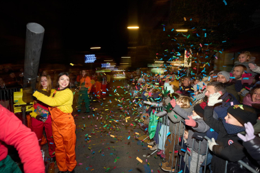 Pamplona volvió a llenarse de colorido, magia e ilusión con el paso de la Cabalgata de SS MM los Reyes Magos de Oriente este lunes, 5 de enero
