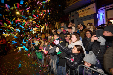 Pamplona volvió a llenarse de colorido, magia e ilusión con el paso de la Cabalgata de SS MM los Reyes Magos de Oriente este lunes, 5 de enero