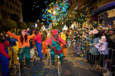Pamplona volvió a llenarse de colorido, magia e ilusión con el paso de la Cabalgata de SS MM los Reyes Magos de Oriente este lunes, 5 de enero