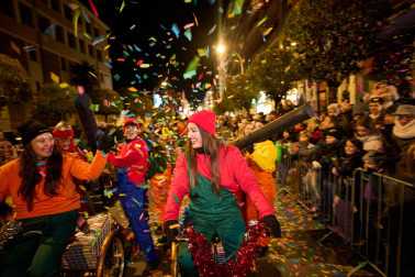 Pamplona volvió a llenarse de colorido, magia e ilusión con el paso de la Cabalgata de SS MM los Reyes Magos de Oriente este lunes, 5 de enero