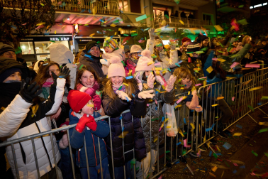 Pamplona volvió a llenarse de colorido, magia e ilusión con el paso de la Cabalgata de SS MM los Reyes Magos de Oriente este lunes, 5 de enero