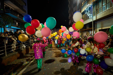 Pamplona volvió a llenarse de colorido, magia e ilusión con el paso de la Cabalgata de SS MM los Reyes Magos de Oriente este lunes, 5 de enero