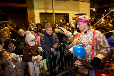 Pamplona volvió a llenarse de colorido, magia e ilusión con el paso de la Cabalgata de SS MM los Reyes Magos de Oriente este lunes, 5 de enero