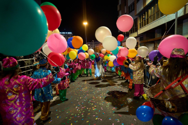 Pamplona volvió a llenarse de colorido, magia e ilusión con el paso de la Cabalgata de SS MM los Reyes Magos de Oriente este lunes, 5 de enero
