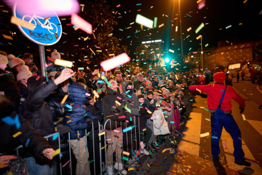 Pamplona volvió a llenarse de colorido, magia e ilusión con el paso de la Cabalgata de SS MM los Reyes Magos de Oriente este lunes, 5 de enero