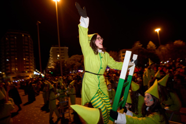 Pamplona volvió a llenarse de colorido, magia e ilusión con el paso de la Cabalgata de SS MM los Reyes Magos de Oriente este lunes, 5 de enero