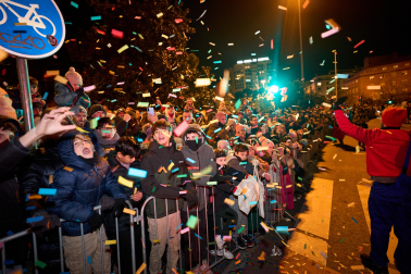 Pamplona volvió a llenarse de colorido, magia e ilusión con el paso de la Cabalgata de SS MM los Reyes Magos de Oriente este lunes, 5 de enero