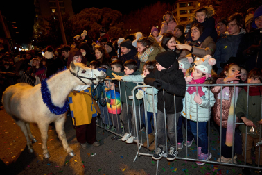 Pamplona volvió a llenarse de colorido, magia e ilusión con el paso de la Cabalgata de SS MM los Reyes Magos de Oriente este lunes, 5 de enero