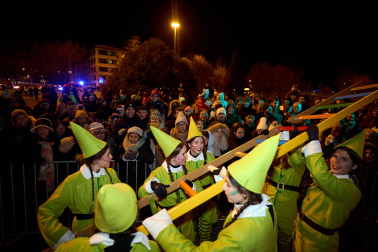 Pamplona volvió a llenarse de colorido, magia e ilusión con el paso de la Cabalgata de SS MM los Reyes Magos de Oriente este lunes, 5 de enero