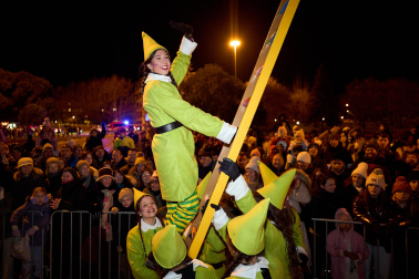 Pamplona volvió a llenarse de colorido, magia e ilusión con el paso de la Cabalgata de SS MM los Reyes Magos de Oriente este lunes, 5 de enero