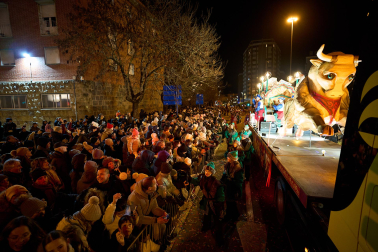 Pamplona volvió a llenarse de colorido, magia e ilusión con el paso de la Cabalgata de SS MM los Reyes Magos de Oriente este lunes, 5 de enero