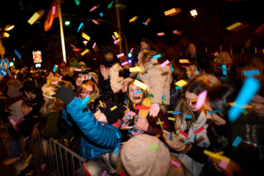 Pamplona volvió a llenarse de colorido, magia e ilusión con el paso de la Cabalgata de SS MM los Reyes Magos de Oriente este lunes, 5 de enero
