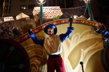 Pamplona volvió a llenarse de colorido, magia e ilusión con el paso de la Cabalgata de SS MM los Reyes Magos de Oriente este lunes, 5 de enero