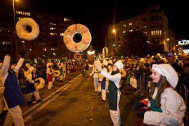Pamplona volvió a llenarse de colorido, magia e ilusión con el paso de la Cabalgata de SS MM los Reyes Magos de Oriente este lunes, 5 de enero