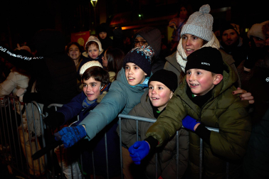 Pamplona volvió a llenarse de colorido, magia e ilusión con el paso de la Cabalgata de SS MM los Reyes Magos de Oriente este lunes, 5 de enero