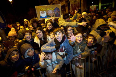 Pamplona volvió a llenarse de colorido, magia e ilusión con el paso de la Cabalgata de SS MM los Reyes Magos de Oriente este lunes, 5 de enero
