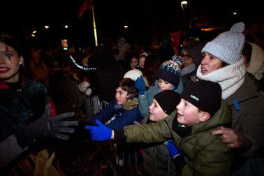 Pamplona volvió a llenarse de colorido, magia e ilusión con el paso de la Cabalgata de SS MM los Reyes Magos de Oriente este lunes, 5 de enero