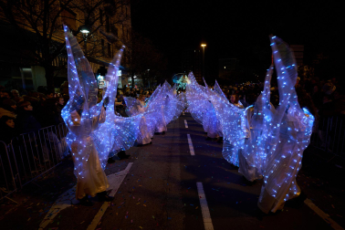 Pamplona volvió a llenarse de colorido, magia e ilusión con el paso de la Cabalgata de SS MM los Reyes Magos de Oriente este lunes, 5 de enero