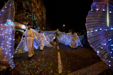 Pamplona volvió a llenarse de colorido, magia e ilusión con el paso de la Cabalgata de SS MM los Reyes Magos de Oriente este lunes, 5 de enero