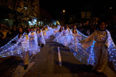 Pamplona volvió a llenarse de colorido, magia e ilusión con el paso de la Cabalgata de SS MM los Reyes Magos de Oriente este lunes, 5 de enero