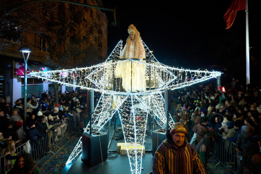 Pamplona volvió a llenarse de colorido, magia e ilusión con el paso de la Cabalgata de SS MM los Reyes Magos de Oriente este lunes, 5 de enero