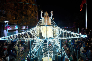 Pamplona volvió a llenarse de colorido, magia e ilusión con el paso de la Cabalgata de SS MM los Reyes Magos de Oriente este lunes, 5 de enero