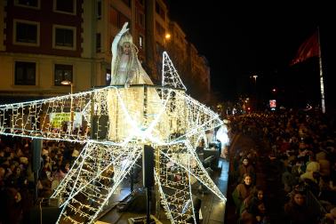 Pamplona volvió a llenarse de colorido, magia e ilusión con el paso de la Cabalgata de SS MM los Reyes Magos de Oriente este lunes, 5 de enero