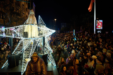 Pamplona volvió a llenarse de colorido, magia e ilusión con el paso de la Cabalgata de SS MM los Reyes Magos de Oriente este lunes, 5 de enero