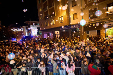 Pamplona volvió a llenarse de colorido, magia e ilusión con el paso de la Cabalgata de SS MM los Reyes Magos de Oriente este lunes, 5 de enero