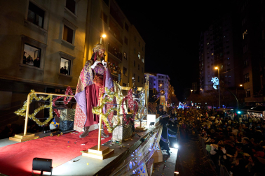 Pamplona volvió a llenarse de colorido, magia e ilusión con el paso de la Cabalgata de SS MM los Reyes Magos de Oriente este lunes, 5 de enero
