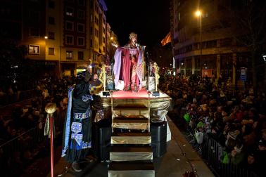 Pamplona volvió a llenarse de colorido, magia e ilusión con el paso de la Cabalgata de SS MM los Reyes Magos de Oriente este lunes, 5 de enero
