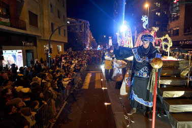 Pamplona volvió a llenarse de colorido, magia e ilusión con el paso de la Cabalgata de SS MM los Reyes Magos de Oriente este lunes, 5 de enero