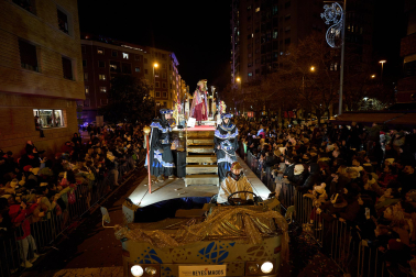 Pamplona volvió a llenarse de colorido, magia e ilusión con el paso de la Cabalgata de SS MM los Reyes Magos de Oriente este lunes, 5 de enero