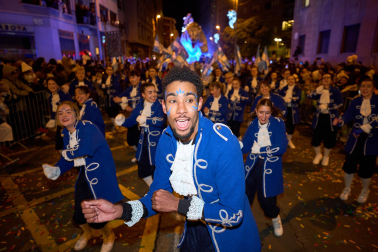 Pamplona volvió a llenarse de colorido, magia e ilusión con el paso de la Cabalgata de SS MM los Reyes Magos de Oriente este lunes, 5 de enero