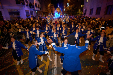 Pamplona volvió a llenarse de colorido, magia e ilusión con el paso de la Cabalgata de SS MM los Reyes Magos de Oriente este lunes, 5 de enero