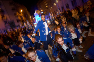 Pamplona volvió a llenarse de colorido, magia e ilusión con el paso de la Cabalgata de SS MM los Reyes Magos de Oriente este lunes, 5 de enero